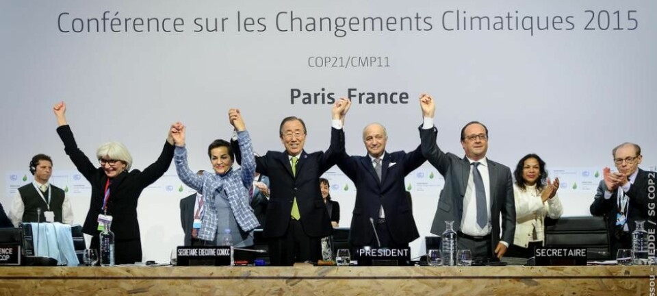 Jubel på COP21 i Paris i 2015 da avtalen falt på plass. Nå skal det bli handling bak ordene, på COP22 i Marrakech. (Foto: Arnaud Bouissou/Flickr)