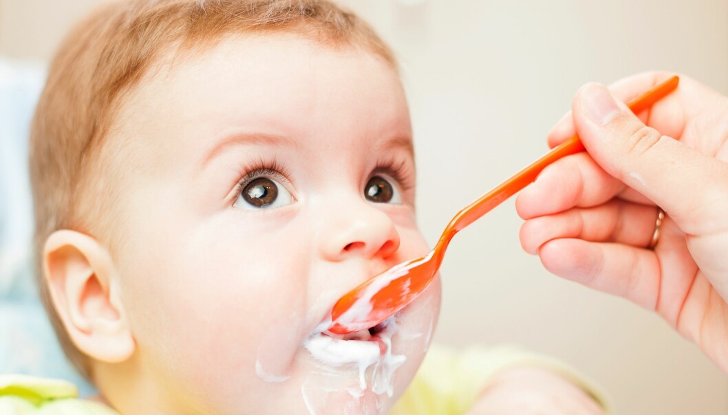Det er helt vanlig at barn er skeptisk eller dytter maten ut av munnen, når de smaker noe for første gang. Det kan ta mange forsøk før de liker nye smaker.  (Foto: Colourbox)