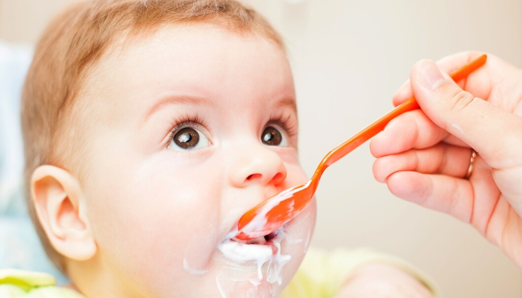 Det er helt vanlig at barn er skeptisk eller dytter maten ut av munnen, når de smaker noe for første gang. Det kan ta mange forsøk før de liker nye smaker. (Foto: Colourbox) Det er helt vanlig at barn er skeptisk eller dytter maten ut av munnen, når de smaker noe for første gang. Det kan ta mange forsøk før de liker nye smaker. (Foto: Colourbox)