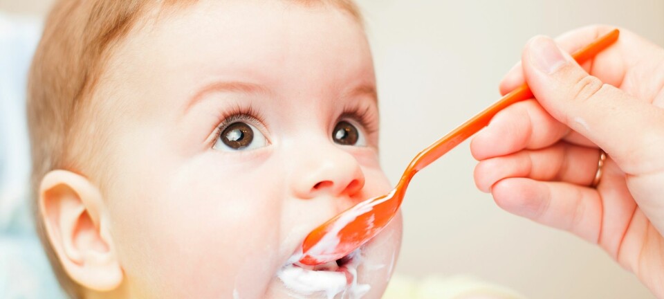 Det er helt vanlig at barn er skeptisk eller dytter maten ut av munnen, når de smaker noe for første gang. Det kan ta mange forsøk før de liker nye smaker.  (Foto: Colourbox)