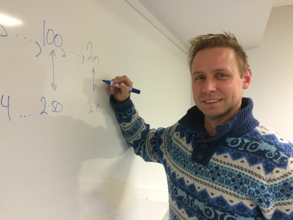 Tom Rune Kongelf ved Høgskulen i Sogn og Fjordane har forska på korleis lærebøkene introduserer algebra på ungdomstrinnet. (Foto: Idun A. Husabø)