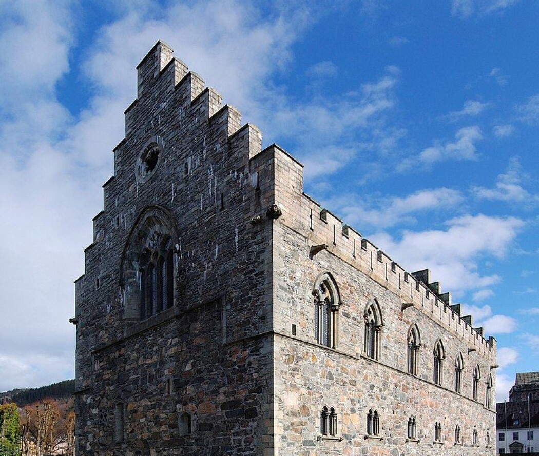 Håkonshallen stod ferdig til Magnus Lagabøtes bryllup i 1261. 14 år senere skulle han vedta en ny lov som tok hensyn til landets fattige og trengende. (Foto: Petr Šmerkl, Wikipedia - CC BY-SA 3.0) Håkonshallen stod ferdig til Magnus Lagabøtes bryllup i 1261. 14 år senere skulle han vedta en ny lov som tok hensyn til landets fattige og trengende. (Foto: Petr Šmerkl, Wikipedia - CC BY-SA 3.0)