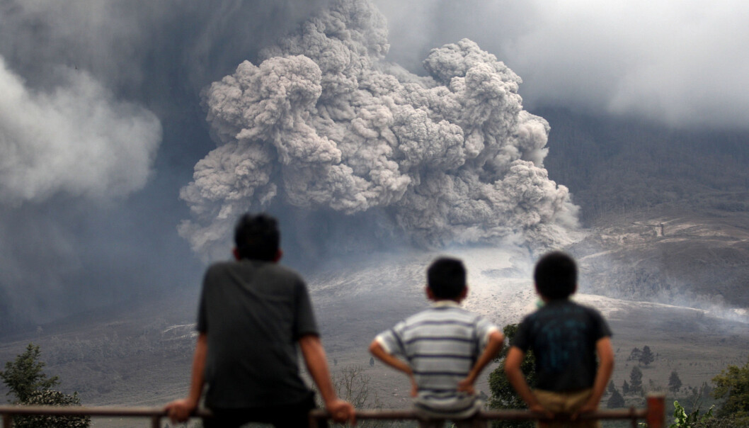 Folk ser på en pyroklastisk strøm fra et utbrudd fra Sinabung-vulkanen i Indonesia i 2014. (Bilde: AP Photo/Binsar Bakkara/NTB Scanpix) Folk ser på en pyroklastisk strøm fra et utbrudd fra Sinabung-vulkanen i Indonesia i 2014. (Bilde: AP Photo/Binsar Bakkara/NTB Scanpix)