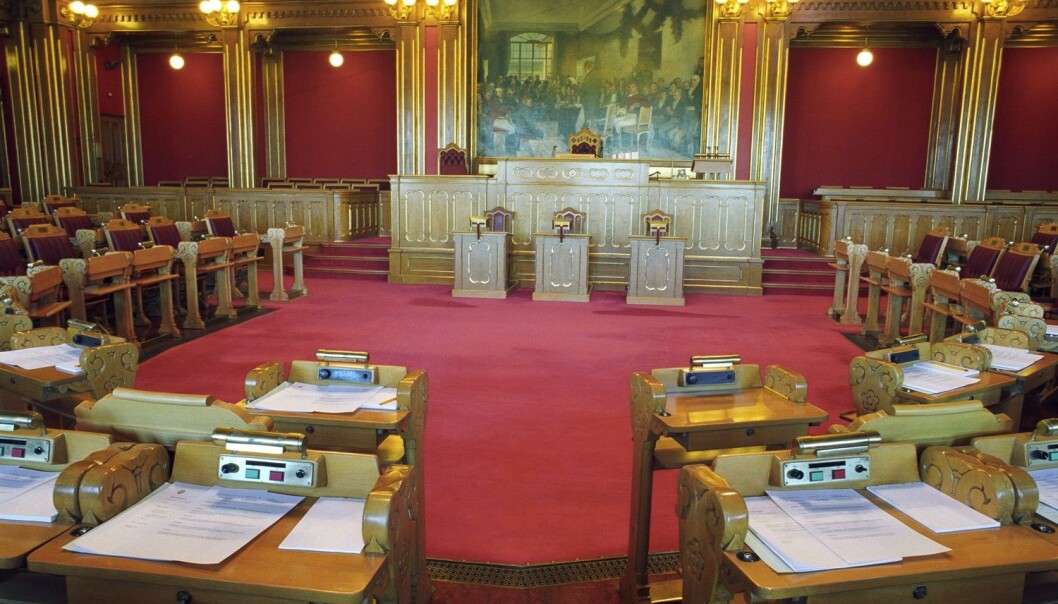 En tom Stortingssal. Ingen politikere. Er det en skremmende eller befriende tanke? (Foto: © Bård Løken / NN / Samfoto / NTB Scanpix) En tom Stortingssal. Ingen politikere. Er det en skremmende eller befriende tanke? (Foto: © Bård Løken / NN / Samfoto / NTB Scanpix)