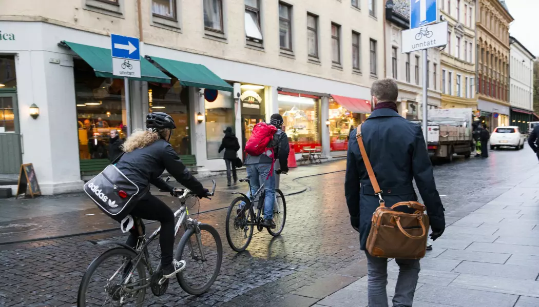 Hvis vi skal øke andelen forgjengere i byen, er det nødvendig å gjøre områder og gater mer gåvennlige, mener forskerne. Som her i Torggata i Oslo. (Foto: Berit Roald, NTB scanpix)