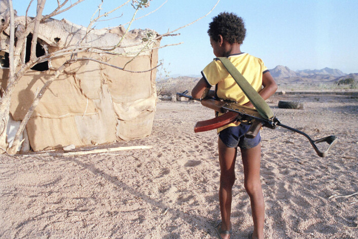 Et barn bærer en kalasjnikovgevær i Afabat i Etiopia, den 23. april 1990, under krigen mellom etiopiske regjeringsstyrker og eritreiske opprørere. Eritrea løsrev seg fra Etiopia og ble en egen stat i 1991. (Foto: Shulz Eppers / AP Photo / NTB scanpix) Et barn bærer en kalasjnikovgevær i Afabat i Etiopia, den 23. april 1990, under krigen mellom etiopiske regjeringsstyrker og eritreiske opprørere. Eritrea løsrev seg fra Etiopia og ble en egen stat i 1991. (Foto: Shulz Eppers / AP Photo / NTB scanpix)