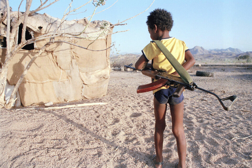 Et barn bærer en kalasjnikovgevær i Afabat i Etiopia, den 23. april 1990, under krigen mellom etiopiske regjeringsstyrker og eritreiske opprørere. Eritrea løsrev seg fra Etiopia og ble en egen stat i 1991. (Foto: Shulz Eppers / AP Photo / NTB scanpix)