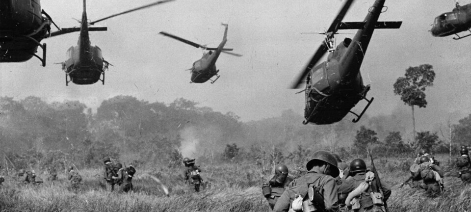 Har menneskeheten vært i krig med seg selv så lenge det har vært sivilisasjon? Dette bildet fra 1965 viser amerikanske kamphelikoptre som gir dekningsild til sør-vietnamesiske tropper, som er på vei til å angripe en Viet Cong-leir nord for Tay Ninh.  (Foto: Horst Faas / AP Photo / NTB scanpix)
