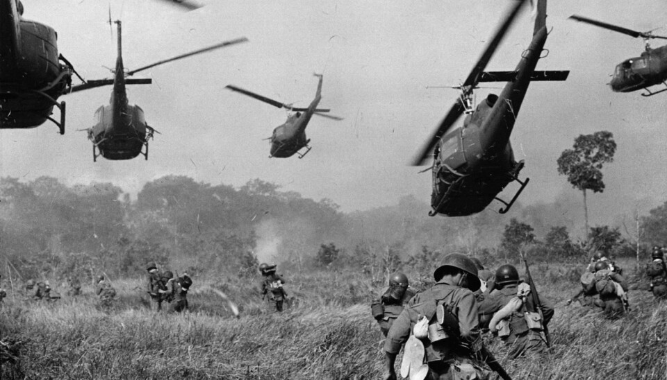 Har menneskeheten vært i krig med seg selv så lenge det har vært sivilisasjon? Dette bildet fra 1965 viser amerikanske kamphelikoptre som gir dekningsild til sør-vietnamesiske tropper, som er på vei til å angripe en Viet Cong-leir nord for Tay Ninh.  (Foto: Horst Faas / AP Photo / NTB scanpix)