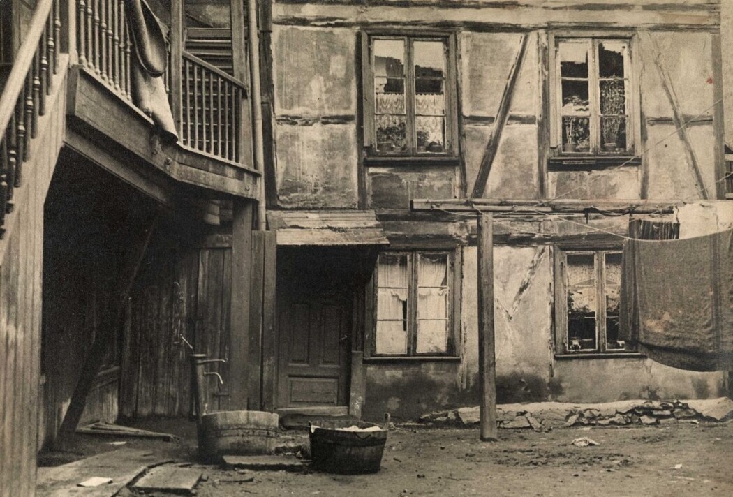 Det var mange fattige i Oslo på begynnelsen av 1900-tallet. Her fra et fattigstrøk i Pipervika i 1925. (Foto: O. Holum/Digitalt Museum. CC BY-SA 4.0) Det var mange fattige i Oslo på begynnelsen av 1900-tallet. Her fra et fattigstrøk i Pipervika i 1925. (Foto: O. Holum/Digitalt Museum. CC BY-SA 4.0)