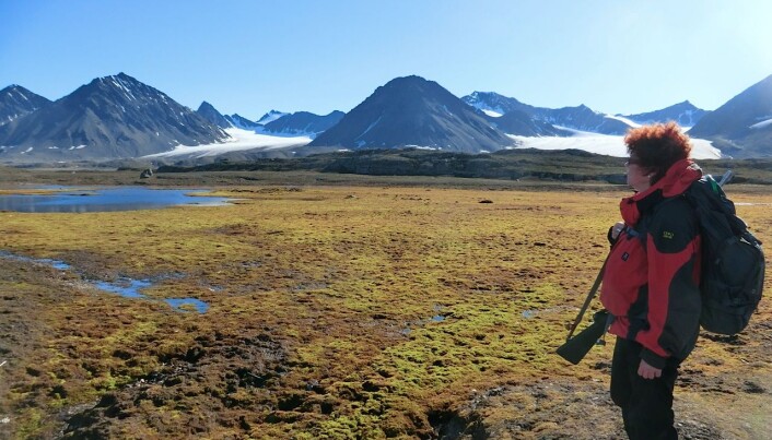 Professor Mette Svenning har forsket på metan-bakterier i årevis. Her er hun på leit etter mikrober på Svalbard. (Foto: Tim Urich) Professor Mette Svenning har forsket på metan-bakterier i årevis. Her er hun på leit etter mikrober på Svalbard. (Foto: Tim Urich)