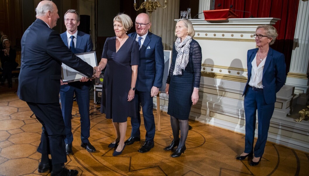 Kong Harald overrekker Kong Olav Vs kreftforskningspris 2019 på til Norwegian Breast Cancer Group (NBCG) ved f.v. leder Bjørn Naume, Ellen Schlichting, Erik Wist og Turid Aas under et arrangement i Gamle festsal på Universitetet i Oslo tirsdag. Styreleder i Kreftforeningen Gunn-Elin Bjørneboe til høyre. (Foto: Håkon Mosvold Larsen, NTB scanpix) Kong Harald overrekker Kong Olav Vs kreftforskningspris 2019 på til Norwegian Breast Cancer Group (NBCG) ved f.v. leder Bjørn Naume, Ellen Schlichting, Erik Wist og Turid Aas under et arrangement i Gamle festsal på Universitetet i Oslo tirsdag. Styreleder i Kreftforeningen Gunn-Elin Bjørneboe til høyre. (Foto: Håkon Mosvold Larsen, NTB scanpix)