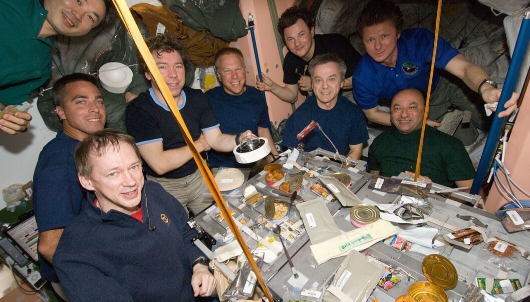 En hel gjeng med astronauter nyter et måltid på den Internasjonale romstasjonen i 2009. Mange, mange usynlige deltakere i form av bakterier og sopp er også med på festen. (Bilde: NASA) En hel gjeng med astronauter nyter et måltid på den Internasjonale romstasjonen i 2009. Mange, mange usynlige deltakere i form av bakterier og sopp er også med på festen. (Bilde: NASA)