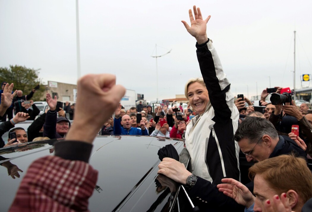 Marine Le Pen leder det franske partiet Nasjonal Front, som nå heter Rassemblement National. I 2017 møtte hun tilhengere i Sør-Frankrike. (Foto: Bertrand Langlois/AFP/NTB scanpix) Marine Le Pen leder det franske partiet Nasjonal Front, som nå heter Rassemblement National. I 2017 møtte hun tilhengere i Sør-Frankrike. (Foto: Bertrand Langlois/AFP/NTB scanpix)