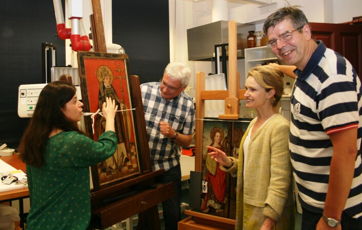 Elena Platania, Hartmut Kutzke, Noëlle L.W. Streeton og Einar Uggerud studerer senmiddelaldersk kirkekunst. Panelet til venstre er del av en altertavle fra Skjervøy kirke og viser St. Klemens – sjømennenes vernehelgen. (Foto: Bjarne Røsjø, UiO) Elena Platania, Hartmut Kutzke, Noëlle L.W. Streeton og Einar Uggerud studerer senmiddelaldersk kirkekunst. Panelet til venstre er del av en altertavle fra Skjervøy kirke og viser St. Klemens – sjømennenes vernehelgen. (Foto: Bjarne Røsjø, UiO)