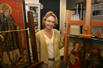 Noëlle L.W. Streeton mellom St. Klemens på en altertavle fra Skjervøy kirke (til venstre) og et panel fra Bygland kirke i Setesdal, med fremstilling av Sunniva av Selja og Olav den hellige. (Foto: Bjarne Røsjø, UiO) Noëlle L.W. Streeton mellom St. Klemens på en altertavle fra Skjervøy kirke (til venstre) og et panel fra Bygland kirke i Setesdal, med fremstilling av Sunniva av Selja og Olav den hellige. (Foto: Bjarne Røsjø, UiO)