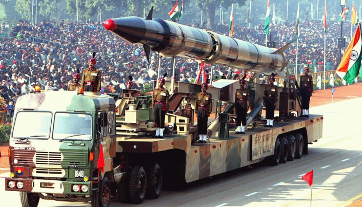 ATOMMAKT: Konflikten mellom India og Pakistan har eskalert i 2019. Siden begge landene har atomvåpen, er utviklingen spesielt bekymringsfull. Her vises våpen frem under en militærparade i India i 2004. (Kilde: Wikimedia Commons, https://bit.ly/2U8Pbvx) ATOMMAKT: Konflikten mellom India og Pakistan har eskalert i 2019. Siden begge landene har atomvåpen, er utviklingen spesielt bekymringsfull. Her vises våpen frem under en militærparade i India i 2004. (Kilde: Wikimedia Commons, https://bit.ly/2U8Pbvx)