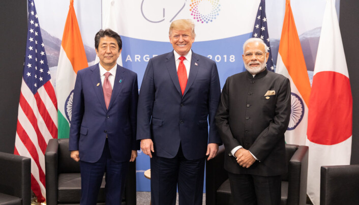 STORMAKTER SAMLET: Indias statsminister, Narendra Modi, sammen med USAs president, Donald Trump, og Japans statsminister, Shinzo Abe, under 620-toppmøtet 30. november 2018. (Kilde: Wikimedia Commons, https://bit.ly/2I7GPmB ) STORMAKTER SAMLET: Indias statsminister, Narendra Modi, sammen med USAs president, Donald Trump, og Japans statsminister, Shinzo Abe, under 620-toppmøtet 30. november 2018. (Kilde: Wikimedia Commons, https://bit.ly/2I7GPmB )