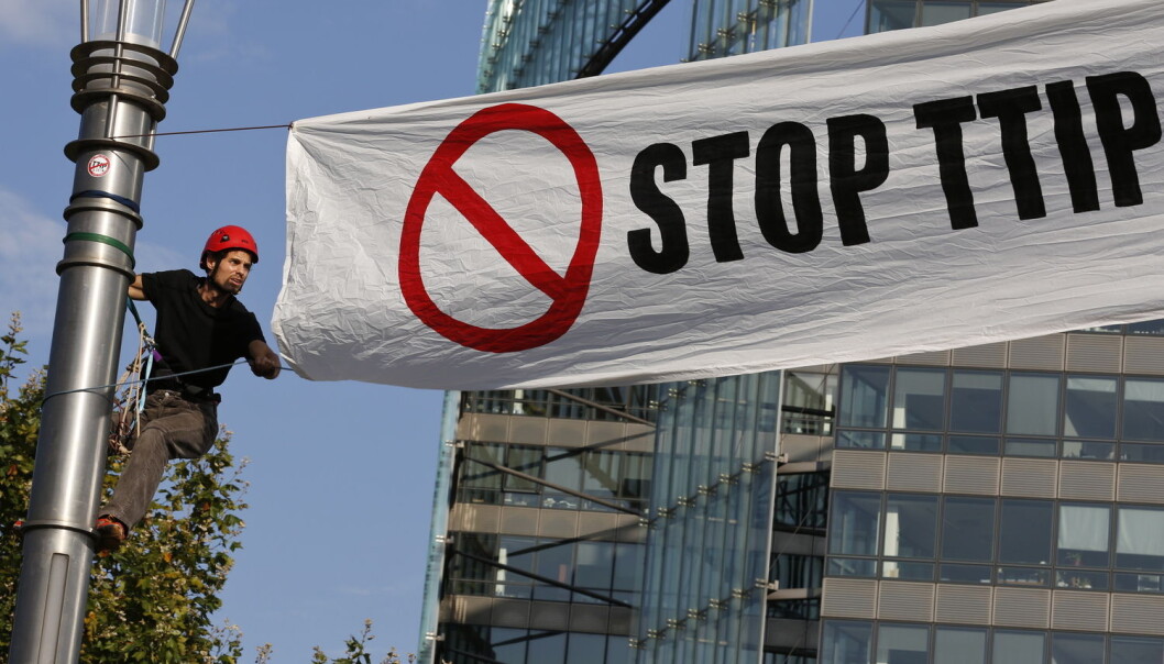 Motstanden mot TTIP har vært kraftig i enkelte land. Her fra en demonstrasjon i Brüssel i september. Handelsavtalen mellom EU og USA får følger også for Norge. Avtalen er ennå ikke ferdig forhandlet, men i forrige uke leverte NUPI en rapporten om konsekvensene for Norge. (Foto: Ye Pingfan, Zuma Press, NTB scanpix) Motstanden mot TTIP har vært kraftig i enkelte land. Her fra en demonstrasjon i Brüssel i september. Handelsavtalen mellom EU og USA får følger også for Norge. Avtalen er ennå ikke ferdig forhandlet, men i forrige uke leverte NUPI en rapporten om konsekvensene for Norge. (Foto: Ye Pingfan, Zuma Press, NTB scanpix)