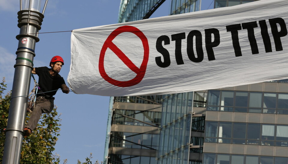 Motstanden mot TTIP har vært kraftig i enkelte land. Her fra en demonstrasjon i Brüssel i september. Handelsavtalen mellom EU og USA får følger også for Norge. Avtalen er ennå ikke ferdig forhandlet, men i forrige uke leverte NUPI en rapporten om konsekvensene for Norge. (Foto: Ye Pingfan, Zuma Press, NTB scanpix)