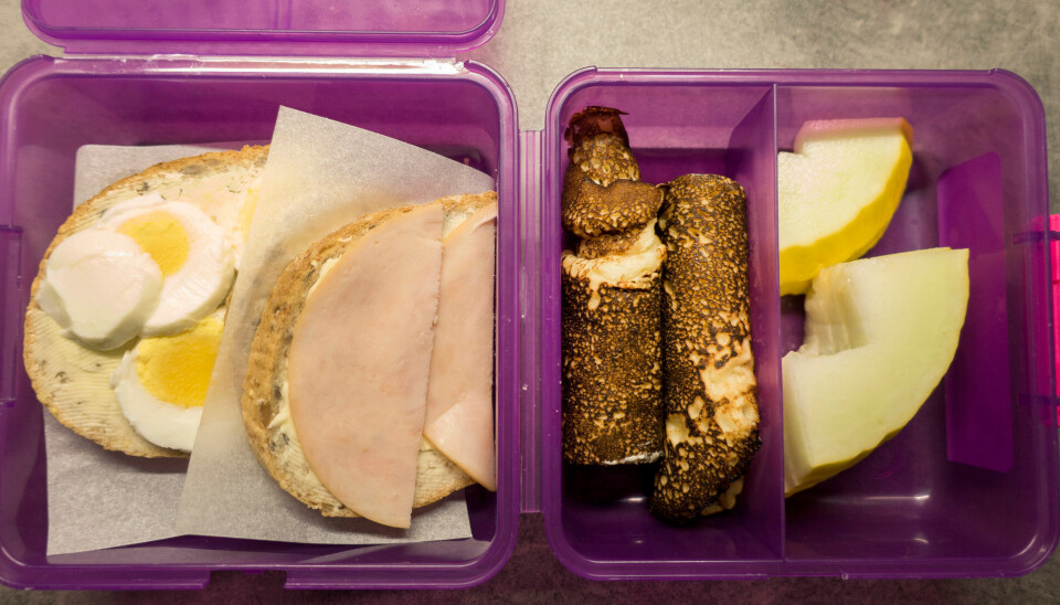 Matpakkefattigdom er å ikke ha den matpakka som passer eller ligner de andres. Illustrasjonsbildet viser matboks med brødskive med egg, skinke, pannekaker og melon. (Foto: NTB scanpix)