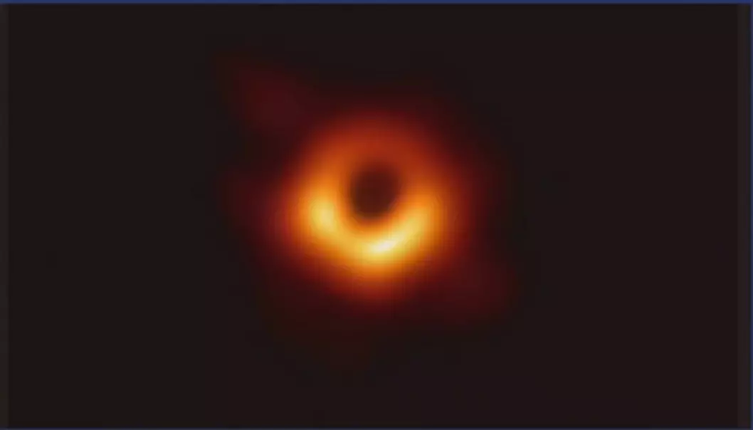 Dette er det første bilde som noen gang er tatt av et sort hull. Det ligger midt i galaksen m87. Det sorte hullet er nesten syv milliarder ganger vår egen sol (Bilde: ESO)