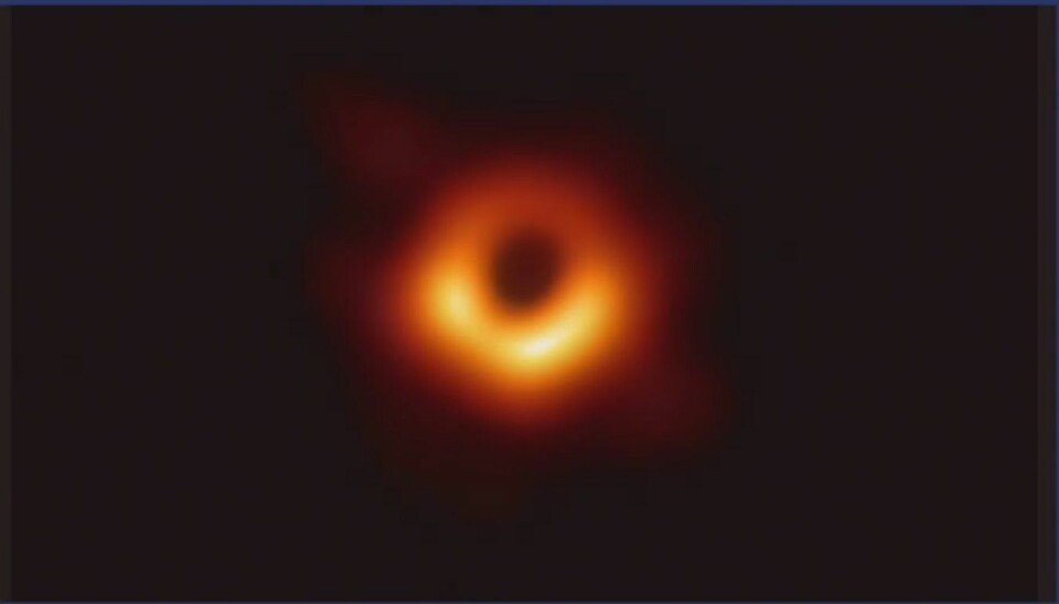 Dette er det første bilde som noen gang er tatt av et sort hull. Det ligger midt i galaksen m87. Det sorte hullet er nesten syv milliarder ganger vår egen sol (Bilde: ESO)
