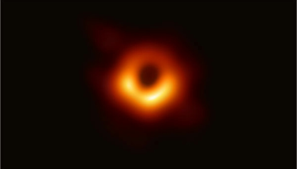 Det supermassive sorte hullet i midten av galaksen m87, sett fra jorden. Det sorte hullet er nesten syv milliarder ganger vår egen sol(Bilde: ESO)