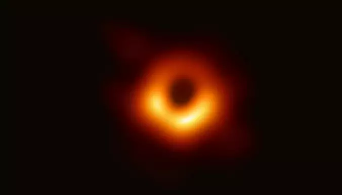 Her er det første bildet av et sort hull: – Dette er helt fantastisk, og det er akkurat som forventet