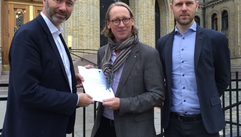 Trond Giske (t.v.) mener timingen for AllTrials-oppropet er god, både med tanke på revidering av forskningsetikkloven og arbeidet med partiprogrammene. Her sammen med generalsekretær Hans Christian Lillehagen og ledende fagsjef, Jan-Ole Hesselberg. (Foto: Hege Bjørnsdatter Braaten)