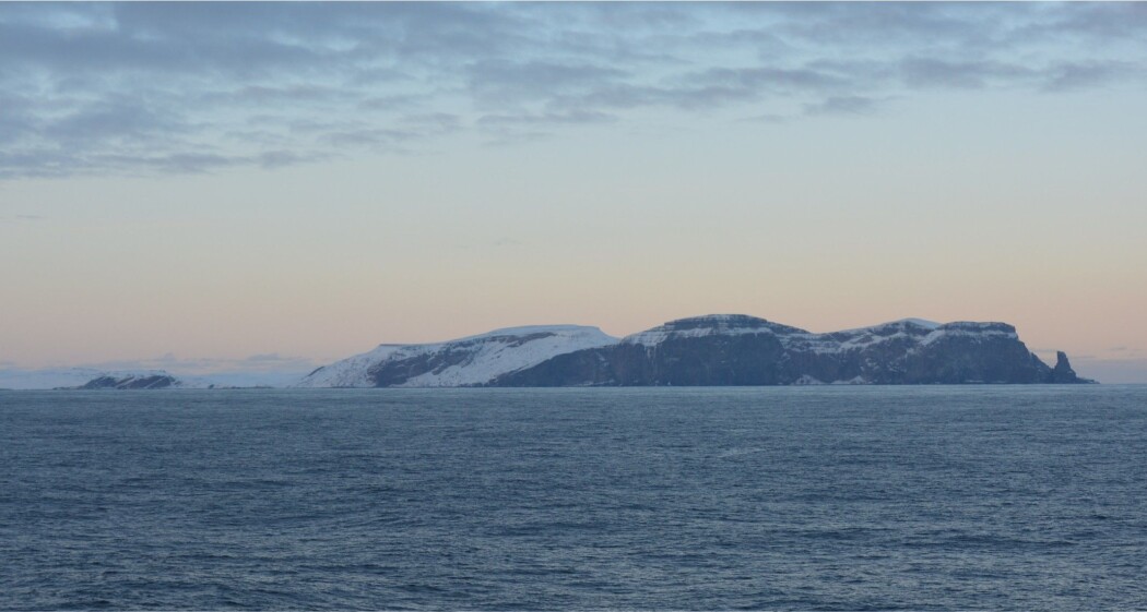 Sørspissen av Bjørnøya sett fra G.O. Sars, på vei til første prøvestasjon. (Foto: Reidulv Bøe) Sørspissen av Bjørnøya sett fra G.O. Sars, på vei til første prøvestasjon. (Foto: Reidulv Bøe)