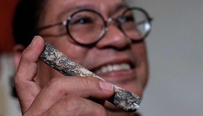 Professor Armand Salvador fra University of the Pilippines viser fram beinrester fra den nyoppdagede menneskearten. (Foto: AFP, Noel Celis, NTB scanpix) Professor Armand Salvador fra University of the Pilippines viser fram beinrester fra den nyoppdagede menneskearten. (Foto: AFP, Noel Celis, NTB scanpix)