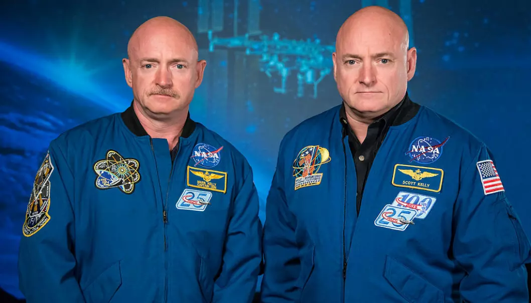 Mark Kelly til venstre, med tvillingbroren Scott Kelly til høyre. Dette bildet ble tatt rett før Scott Kellys lange romoppdrag (Bilde: NASA)