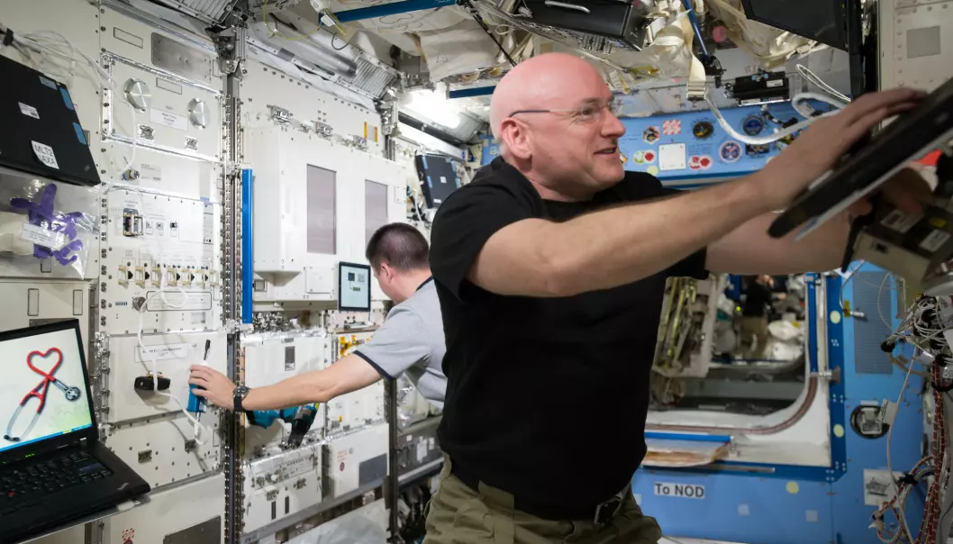 Scott Kelly jobber på den internasjonale romstasjonen i 2015. (Bilde: NASA)
