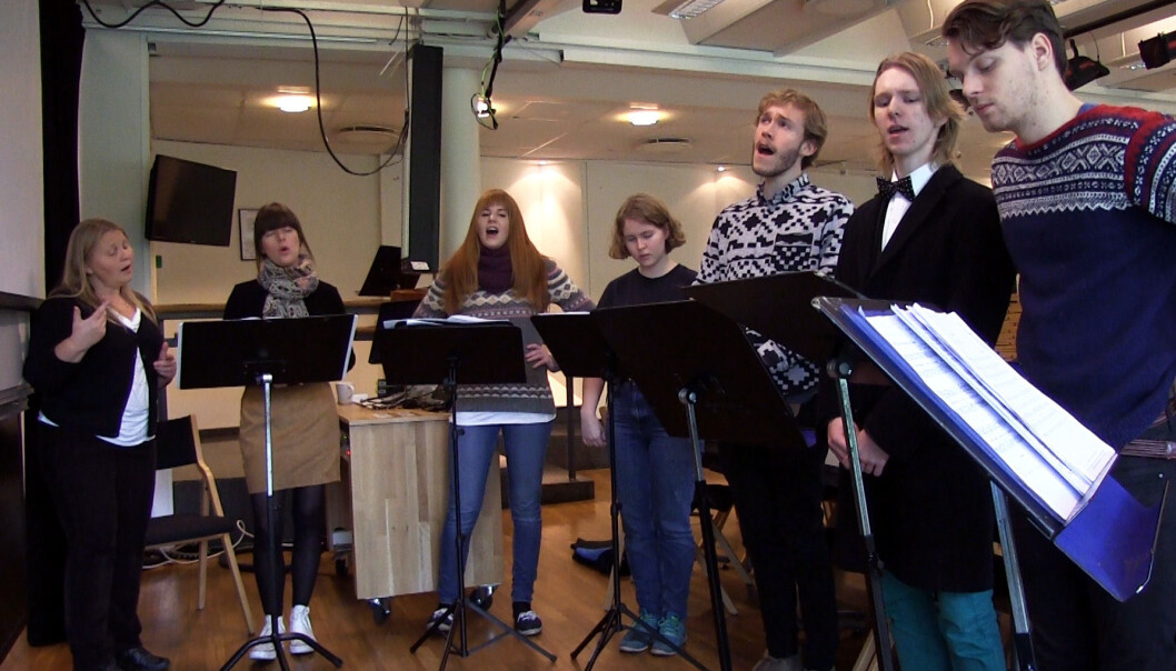 Førstelektor Åshild Watne og bachelor-studenter ved Institutt for musikkvitenskap øver på å synge så rent som mulig. Men en ren tone kan defineres på mange ulike vis. (Foto: Anna Camilla Kjensmo/forskning.no) Førstelektor Åshild Watne og bachelor-studenter ved Institutt for musikkvitenskap øver på å synge så rent som mulig. Men en ren tone kan defineres på mange ulike vis. (Foto: Anna Camilla Kjensmo/forskning.no)