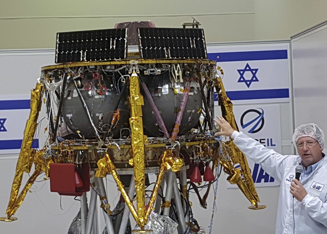 Det israelske månefartøyet ble i fjor sommer vist fram av Opher Doron, som leder selskapet Israel Aerospace Industries. Etter krasjlandingen torsdag opplyste Doron at fartøyet ble knust til biter som ligger strødd utover landingsstedet på månen. (Foto: Ilan Ben Zion, AP, NTB scanpix) Det israelske månefartøyet ble i fjor sommer vist fram av Opher Doron, som leder selskapet Israel Aerospace Industries. Etter krasjlandingen torsdag opplyste Doron at fartøyet ble knust til biter som ligger strødd utover landingsstedet på månen. (Foto: Ilan Ben Zion, AP, NTB scanpix)