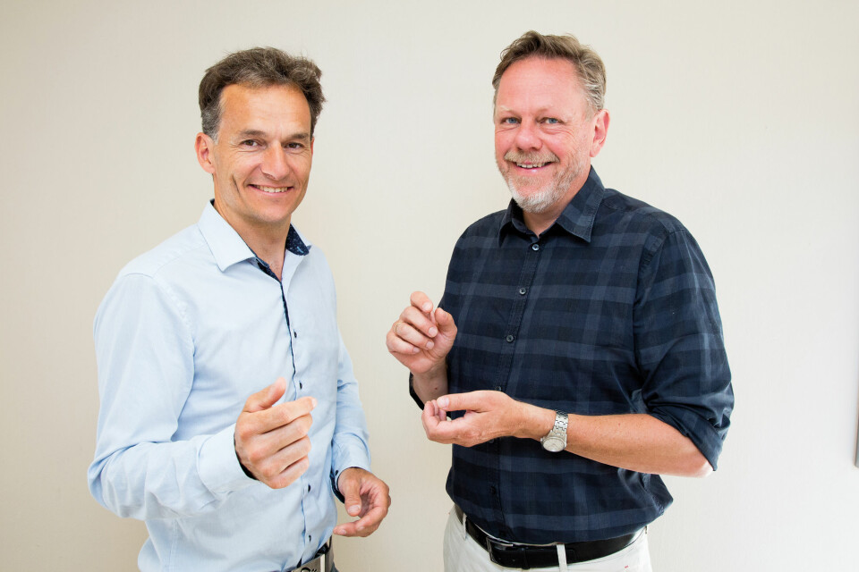 Håvard Kalvøy og Ørjan G. Martinsen (t.h.) skal utvikle helt nye, elektriske målinger for å kunne sjekke om cellene i medisinfabrikken lever og produserer den medisinen de skal. (Foto: Yngve Vogt)