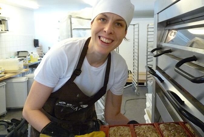 Det kan være krevende å bake brød av eldre kornsorter, men småskalaprodusenter kan tilpasse baketeknikken etter råvaren. (Foto: Foto Randi B. Frøseth) Det kan være krevende å bake brød av eldre kornsorter, men småskalaprodusenter kan tilpasse baketeknikken etter råvaren. (Foto: Foto Randi B. Frøseth)