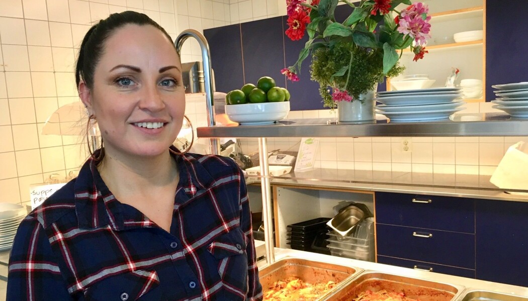 Christina Cenaida Ortiz i Lille Persille kjenner seg ikke igjen i studien, og mener tvert imot at det gir henne energi å smile når hun får smil tilbake fra kundene. (Foto: Anne Lise Stranden/forskning.no) Christina Cenaida Ortiz i Lille Persille kjenner seg ikke igjen i studien, og mener tvert imot at det gir henne energi å smile når hun får smil tilbake fra kundene. (Foto: Anne Lise Stranden/forskning.no)