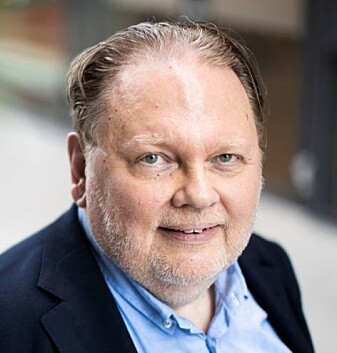 - Tipskulturen i USA gjør at kelnere er helt avhengige av å forstille seg, derfor er nok ikke denne studien direkte overførbar til norske forhold, sier professor Stig Matthiesen ved BI. - Tipskulturen i USA gjør at kelnere er helt avhengige av å forstille seg, derfor er nok ikke denne studien direkte overførbar til norske forhold, sier professor Stig Matthiesen ved BI.