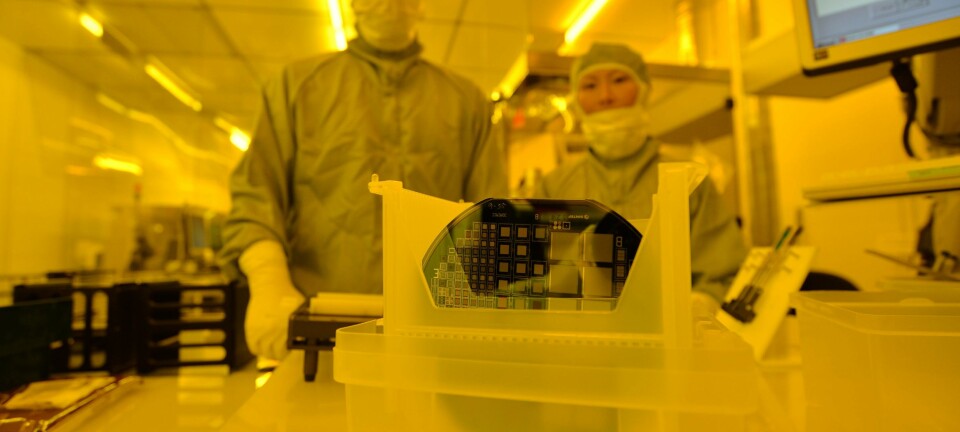 Marco Povoli og Angela Kok har bidratt til å utvikle den mikroskopiske sensoren som måler det ingen andre sensorer kan måle: Nemlig stråledosene som treffer hver enkelt kreftcelle.  (Foto: Sintef)