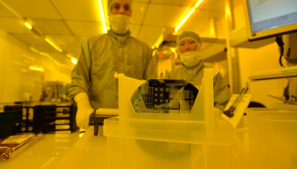 Marco Povoli og Angela Kok har bidratt til å utvikle den mikroskopiske sensoren som måler det ingen andre sensorer kan måle: Nemlig stråledosene som treffer hver enkelt kreftcelle.  (Foto: Sintef)