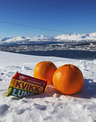 Kvikklunsj og appelsin er fine å ha i tursekken. (Foto: David Jensen, UiT) Kvikklunsj og appelsin er fine å ha i tursekken. (Foto: David Jensen, UiT)