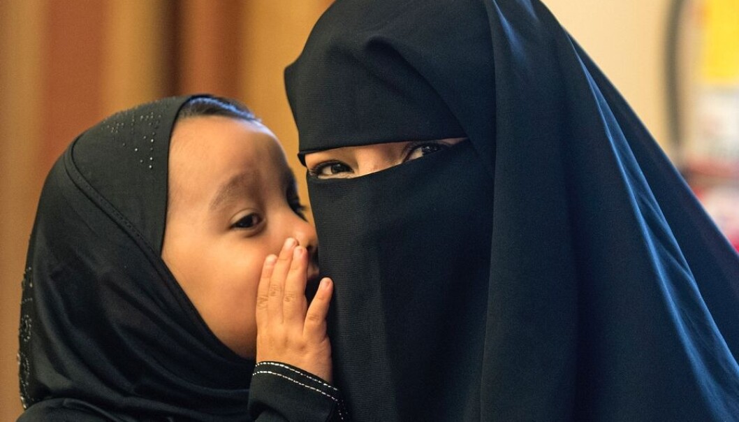 I dag velger Europa ulike modeller for å integrere fremmede. I Frankrike tilhører alt som har med religion å gjøre privatlivet. Du er verken kristen eller muslim, mann eller kvinne. Du er en borger. Derfor er niqab og burka forbudt på offentlige steder. Denne lovgivningen bygger på tradisjonen fra Rosseau og den franske revolusjonen. Foto: Cindy Yamanaka, AP/NTB Scanpix I dag velger Europa ulike modeller for å integrere fremmede. I Frankrike tilhører alt som har med religion å gjøre privatlivet. Du er verken kristen eller muslim, mann eller kvinne. Du er en borger. Derfor er niqab og burka forbudt på offentlige steder. Denne lovgivningen bygger på tradisjonen fra Rosseau og den franske revolusjonen. Foto: Cindy Yamanaka, AP/NTB Scanpix