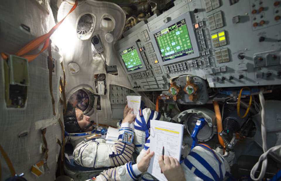 Thomas Pesquet, ESAs franske astronaut, trener i en simulering av en Sojus-kapsel. (Foto: GCTC)