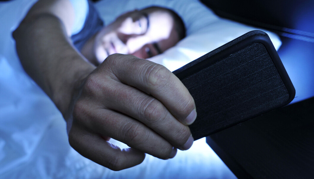 Bare det å ha telefoner eller andre duppeditter på soverommet er forbundet med søvnproblemer, selv når apparatene ikke brukes, konkluderer forskerne bak en ny studie. (Foto: nito / Shutterstock / NTB scanpix) Bare det å ha telefoner eller andre duppeditter på soverommet er forbundet med søvnproblemer, selv når apparatene ikke brukes, konkluderer forskerne bak en ny studie. (Foto: nito / Shutterstock / NTB scanpix)