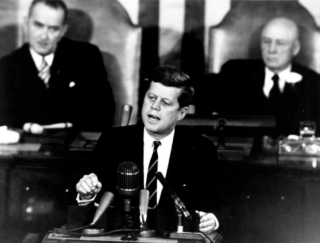 I en tale til kongressen I mai 1961 foreslår John F. Kennedy at USAs skal sette en mann på månen og bringe ham trygt tilbake før utgangen av tiåret. (Foto: NASA) I en tale til kongressen I mai 1961 foreslår John F. Kennedy at USAs skal sette en mann på månen og bringe ham trygt tilbake før utgangen av tiåret. (Foto: NASA)