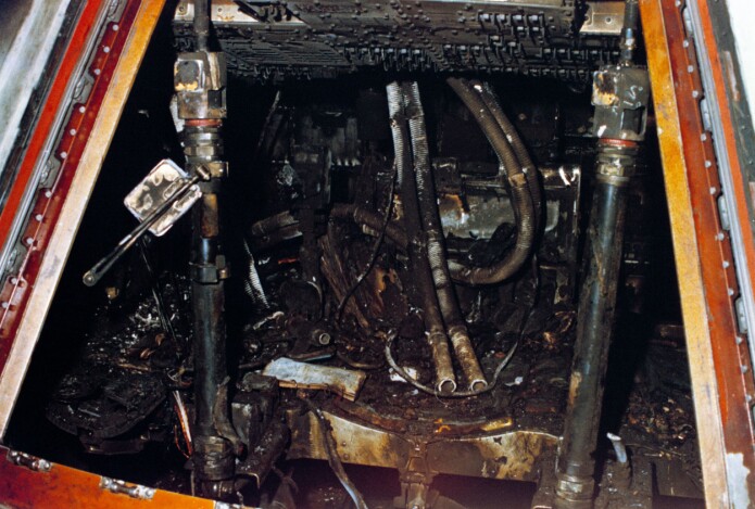 Den forbrente innsiden av Apollo 1-kapselen der tre astronauter døde. (Foto: NASA) Den forbrente innsiden av Apollo 1-kapselen der tre astronauter døde. (Foto: NASA)