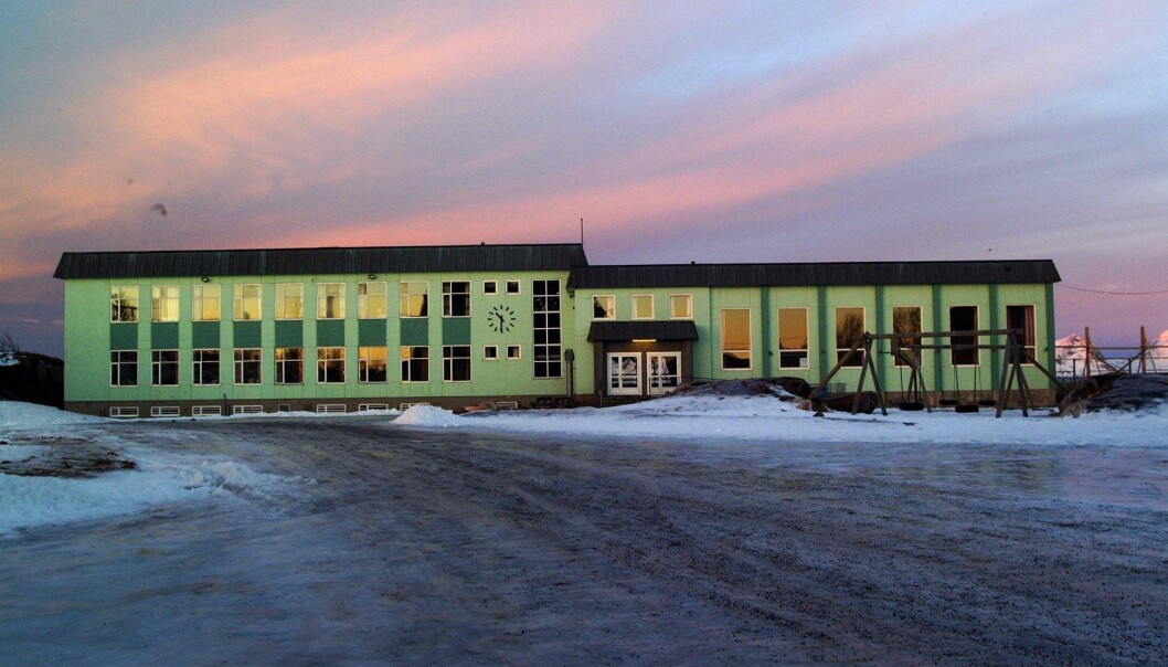 – En tiende-klassing ville heller være på sin egen skole, enn å bytte til en større skole en time unna. Og det selv om hun nå får undervisning sammen med femteklassinger, forteller forsker. Her fra en ungdomskole i Henningsvær. (Foto: Edd Meby) – En tiende-klassing ville heller være på sin egen skole, enn å bytte til en større skole en time unna. Og det selv om hun nå får undervisning sammen med femteklassinger, forteller forsker. Her fra en ungdomskole i Henningsvær. (Foto: Edd Meby)