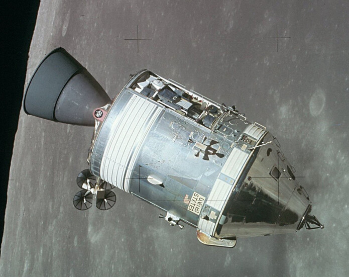 Kommando- og serviceseksjonen til Apollo 11 i bane rundt månen, fotografert fra månelanderen Eagle. (Foto: NASA) Kommando- og serviceseksjonen til Apollo 11 i bane rundt månen, fotografert fra månelanderen Eagle. (Foto: NASA)